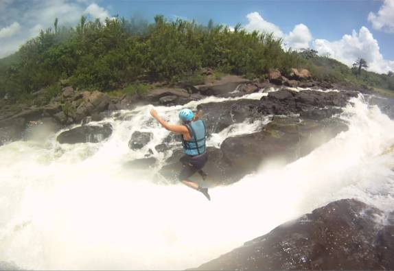 A Ana se atira nas corredeiras durante o rafting no Rio de Contas, em Taboquinha, região de Itacaré - BA